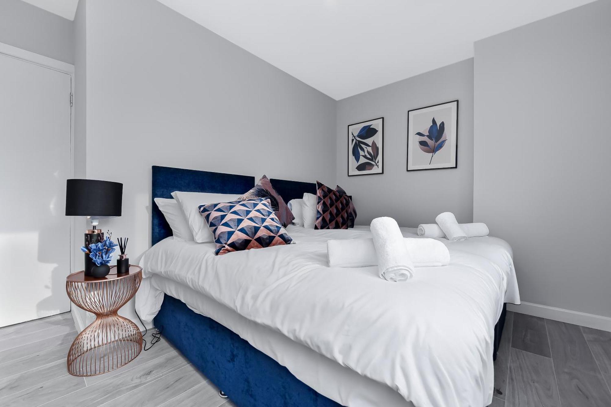 Lovely 4 Bedroom With Outdoor Space Londra