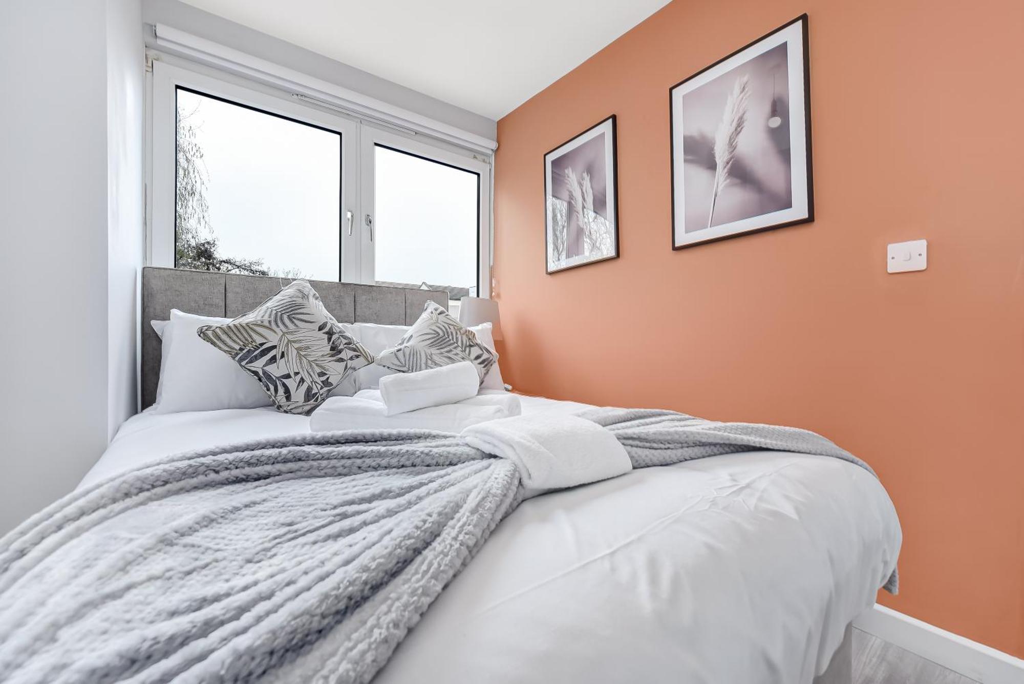 Lovely 4 Bedroom With Outdoor Space Appartamento